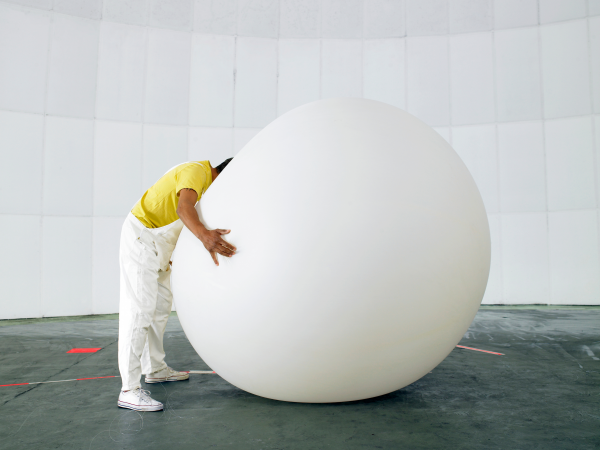 XXL suuruses õhupalli täitmine heeliumiga